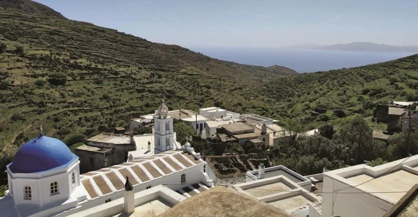 Rotta su Tinos, dove il tempo si ferma tra vento e blu