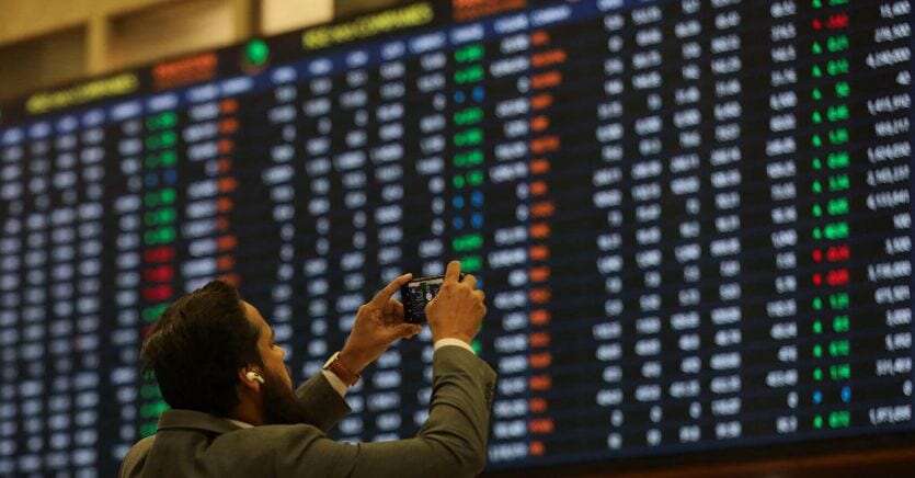 Borsa, Asia negativa in scia alla contrazione di Wall Street