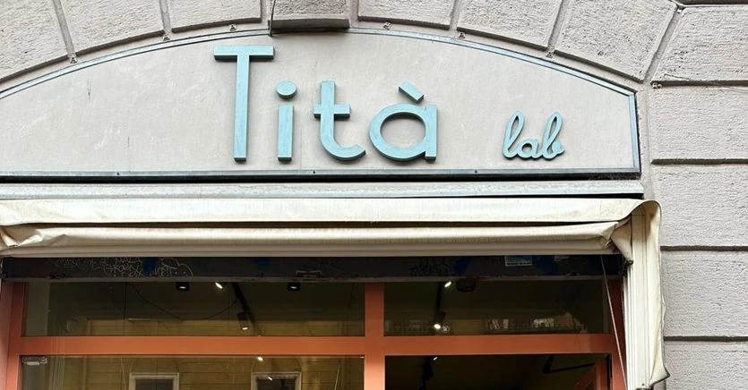 Orecchini di pizzo e monili curiosi per le sorelle artiste di Tità