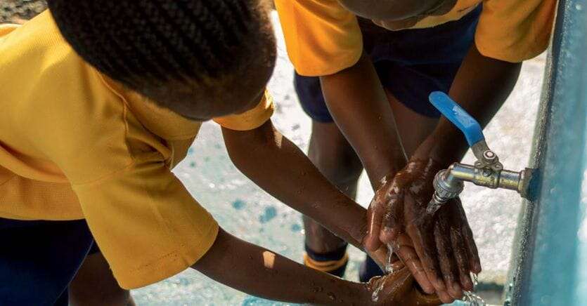 Acqua for Life di Armani punta a portare l’acqua a un milione di persone entro il 2030