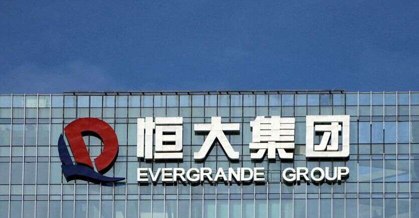 Borsa, giù Tokyo e Hong Kong: pesano le turbolenze sull’immobiliare. Evergrande dichiara bancarotta