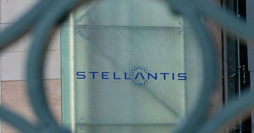 Stellantis sale ancora in Borsa, buone indicazioni da Tavares in assemblea