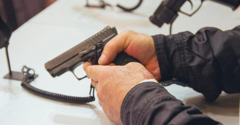 Nel pacchetto sicurezza armi private senza licenza a tutti gli agenti di polizia fuori dal servizio