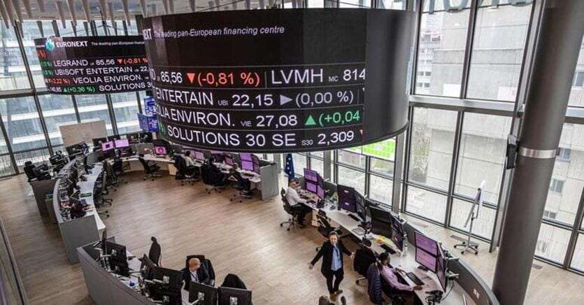 Borsa: i titoli asiatici cancellano i guadagni. Yuan sale grazie alla Pboc