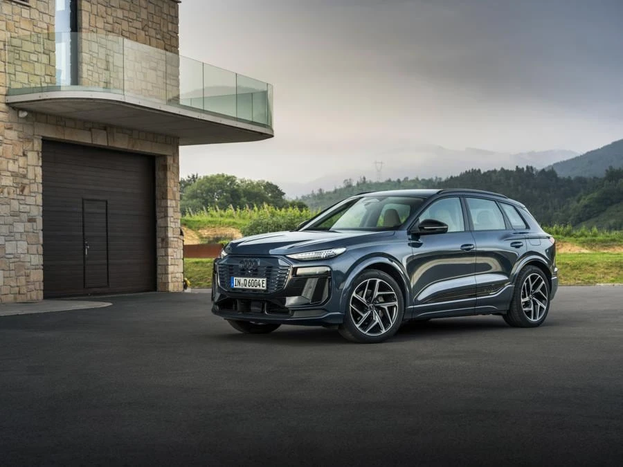 Audi Q6 e-tron, le prime foto del suv elettrico dal vivo