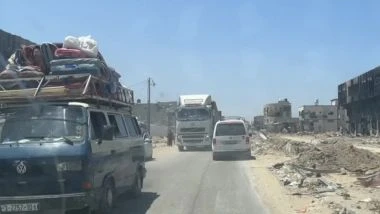 Palestinesi fuggiti da Rafah arrivano con auto cariche a Khan Younis