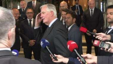 Francia, Barnier promette: 