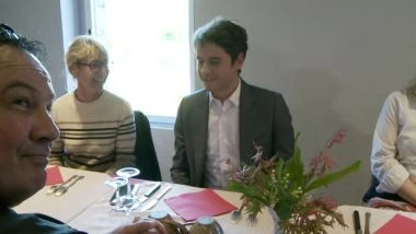 Il premier francese Attal a pranzo in una creperie bretone