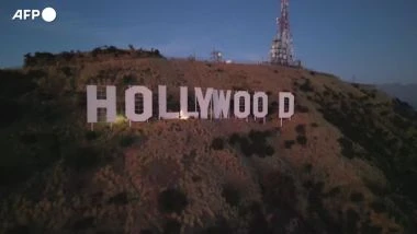 La scritta Hollywood festeggia i cento anni, e torna ad illuminarsi