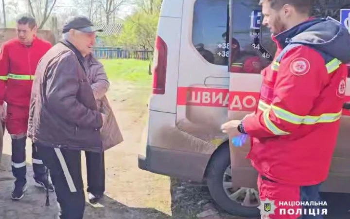 На Донеччині поліцейські евакуювали маломобільне подружжя з Костянтинівки