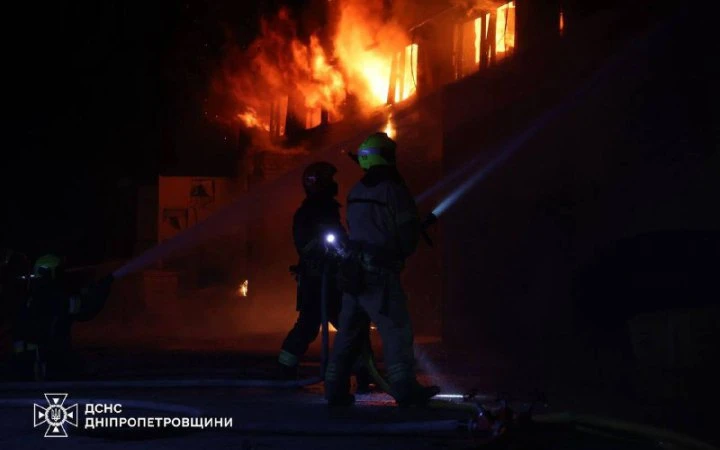 У Дніпрі внаслідок ворожої атаки виникла пожежа на території цивільного підприємства