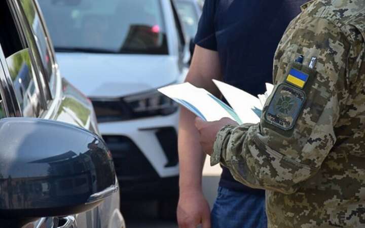 На Буковині судитимуть двох правоохоронців, які переправляли чоловіків за кордон