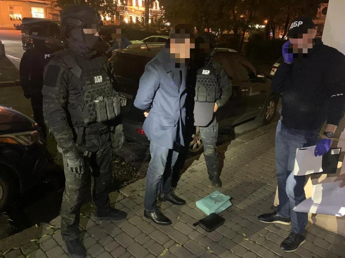 ДБР спіймало ТОП-посадовця ДФС на хабарі у 100 тисяч доларів