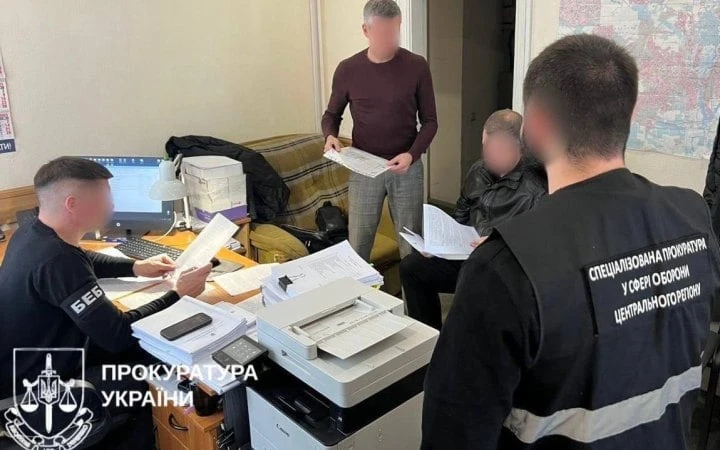 ​Судитимуть чотирьох осіб у справі про розкрадання 5 млн грн на закупівлі супутникових телефонів для ЗСУ