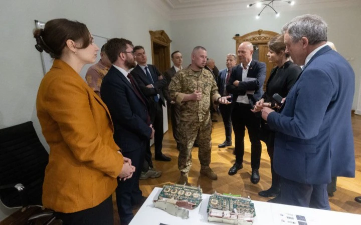 Європейським послам показали іноземні компоненти з ракет і дронів РФ від атаки 24 травня