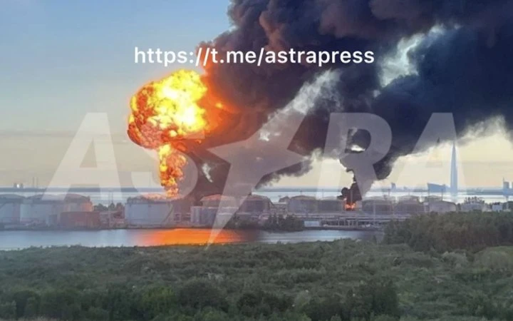 ВідеоДрони атакували нафтовий об'єкт в Петербурзі, де нині відкривається економічний форум