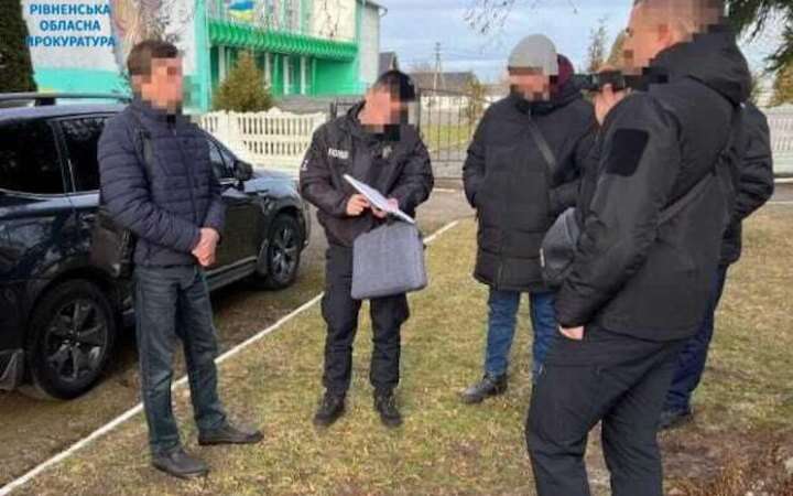 У Рівненській області голову громади затримали за отримання хабара в обмін на дозвіл вирубати сосни перед зимовими святами