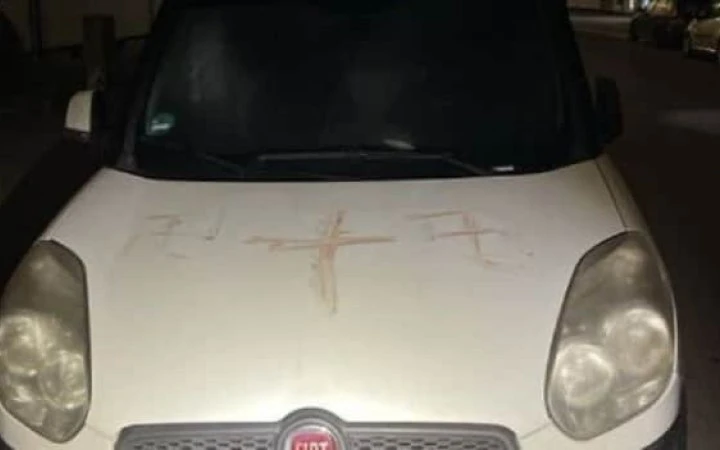 У Німеччині виявили десятки червоних графіті зі свастикою на авто та стінах