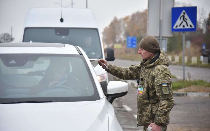 У Держприкордонслужбі пояснили, які категорії чоловіків зможуть возити гуманітарні вантажі з-за кордону