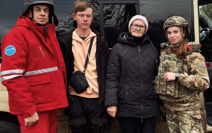 На Харківщині поліцейські та волонтери евакуювали бабусю з онуком