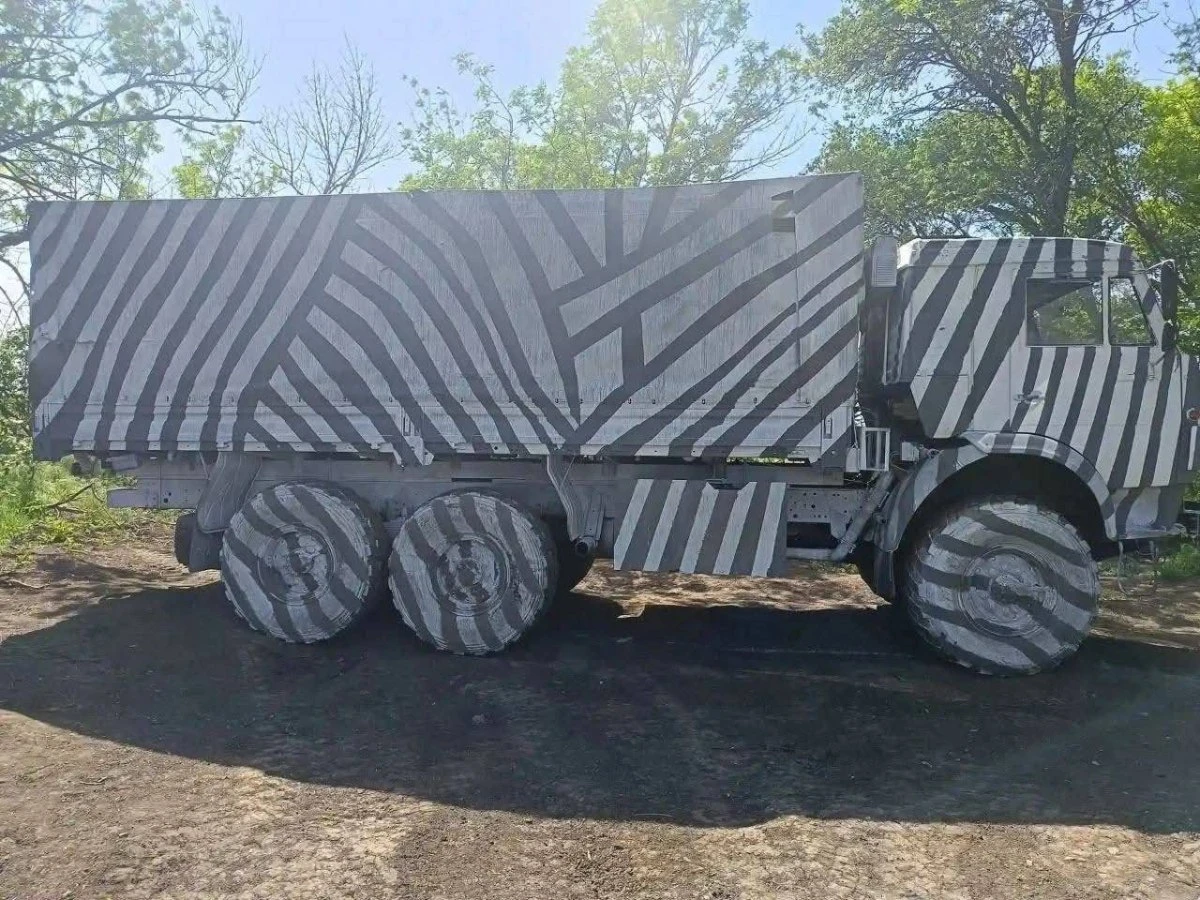 Росіяни маскують вантажівки “засліплюючим камуфляжем”, щоб обдурити системи машинного зору українських ударних БПЛА