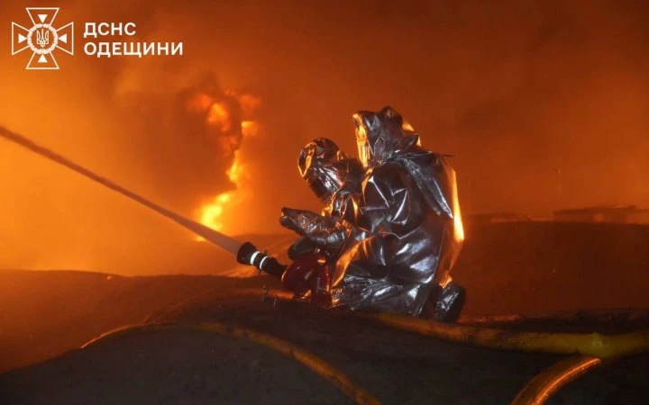 У Одесі унаслідок атаки РФ горіли резервуари із пальним, склад іграшок і будинок