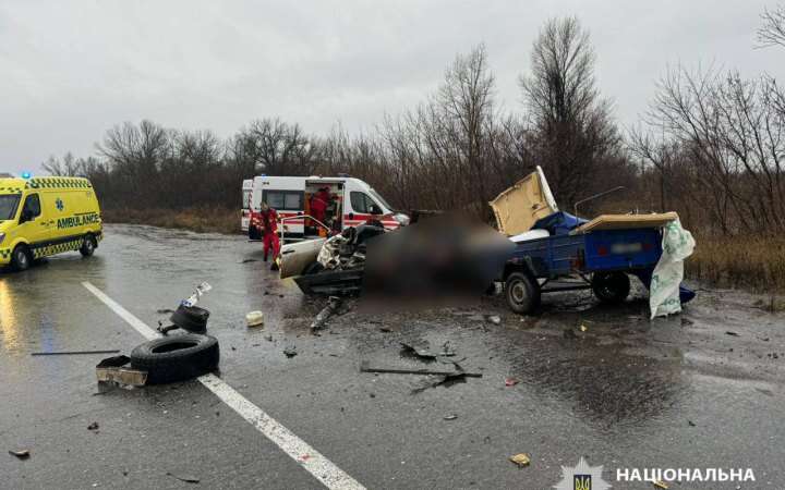 У Чугуєві під час обгону сталося лобове зіткнення автомобілів ВАЗ і Ford. Є загиблі та поранені