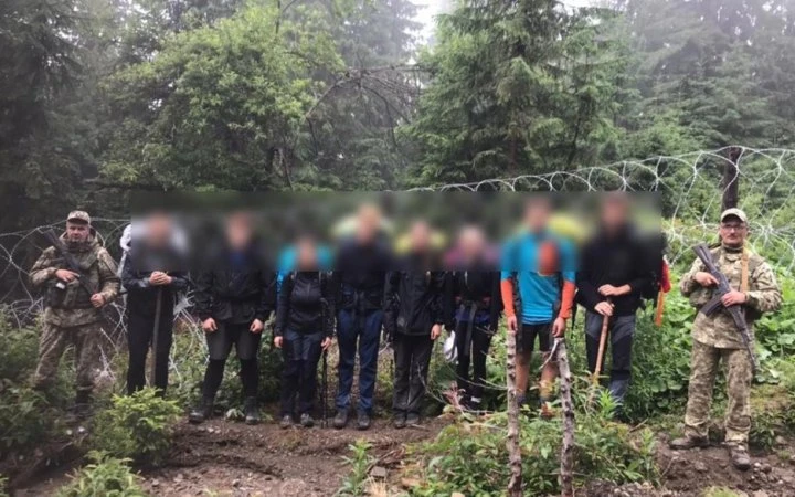 На Закарпатті прикордонники затримали вісьмох туристів з Чехії за підозрою у незаконному перетині українського кордону