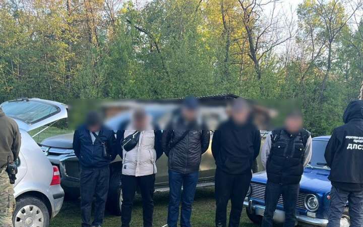 Поблизу кордону з Румунією затримали два автомобілі з порушниками