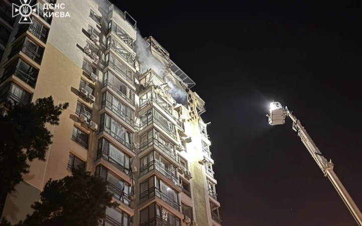 Росія влаштувала атаку дронами й ракетами. Лунали вибухи в Києві та інших регіонах, вбито немовля, пошкоджено урядову будівлю