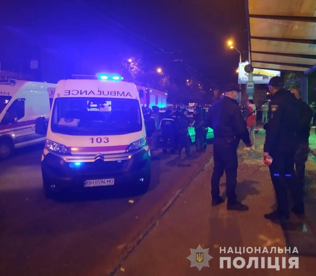 В Одесі авто влетіло в автобусну зупинку, постраждало 4 людей (оновлено)
