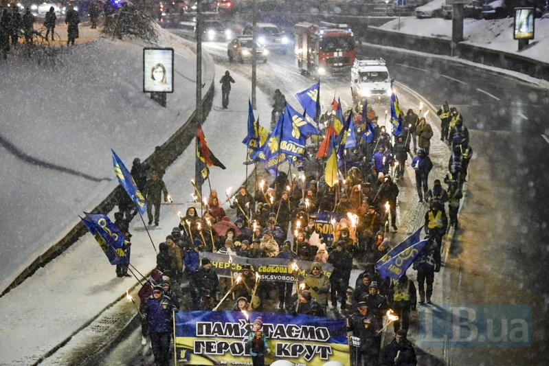 У Києві пройшла смолоскипна хода на честь Героїв Крут