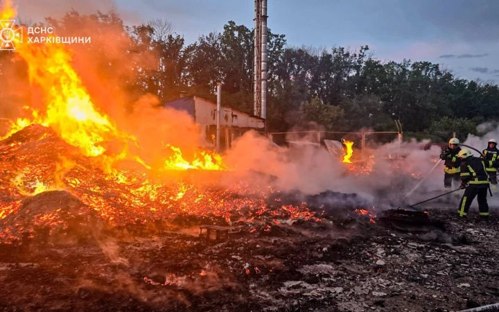ФотоРосіяни атакували безпілотниками цивільне підприємство на Харківщині