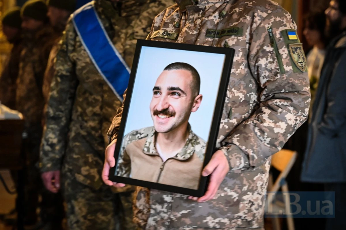 У Києві провели в останню путь загиблого на війні фотографа та військового Костянтина Гузенка