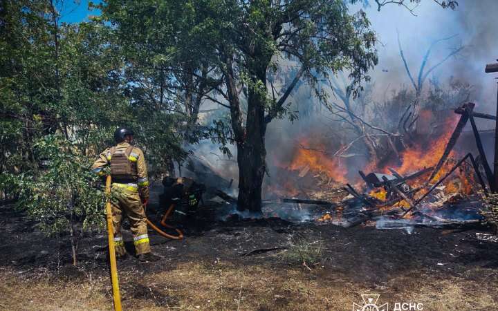 Через обстріли Очакова на Миколаївщині загорілося кілька житлових будинків