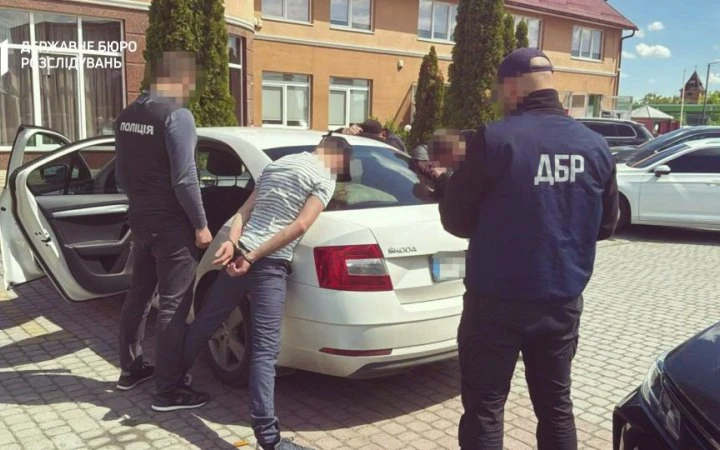 На Закарпатті ДБР викрило митника, який заробляв на 