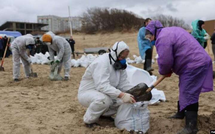 За два дні в Севастополі зібрали понад 100 тонн забрудненого мазутом грунту