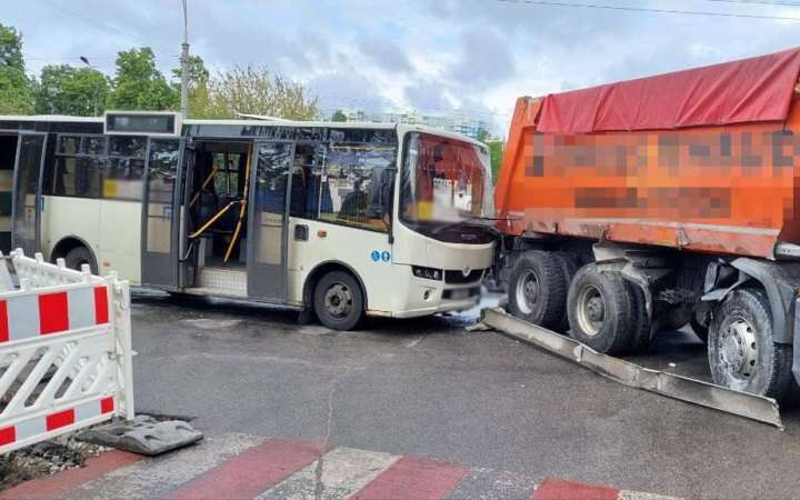 У Києві внаслідок зіткнення маршрутки і ванташівки постраждали 7 людей