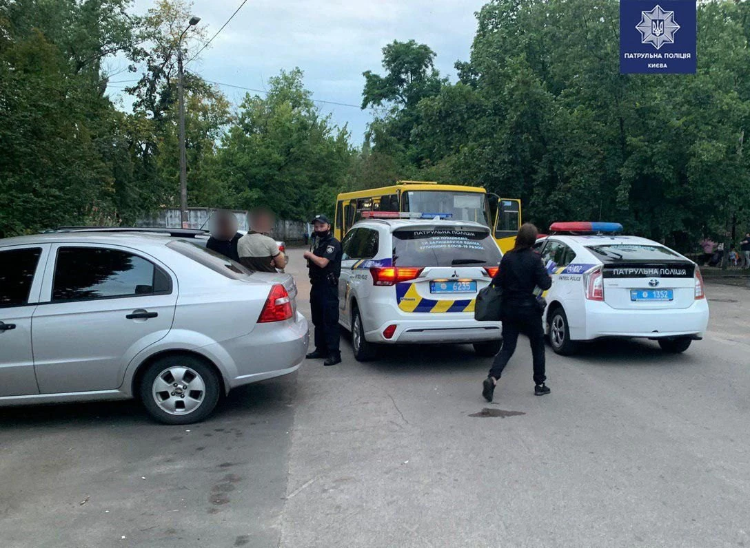 У Києві двое чоловіків викрали маршрутку і каталися на ній по місту
