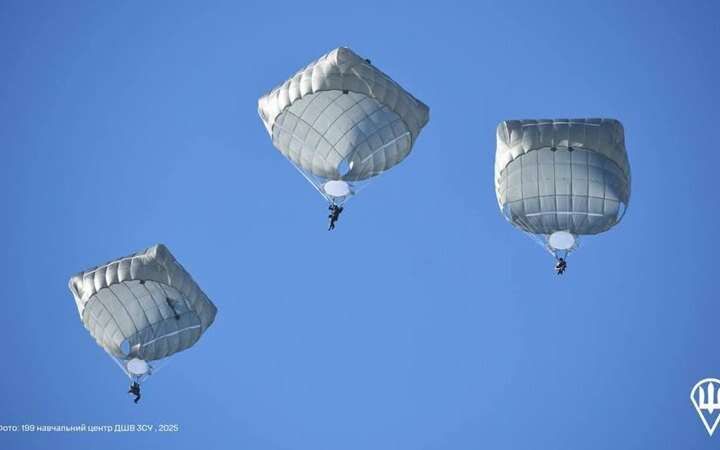 У Десантно-штурмових військах випробовують нові парашути T-11