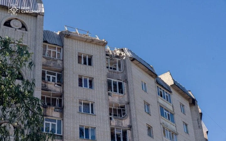 ФотоУ Сумах росіяни поцілили у дев’ятиповерхівку, є поранені
