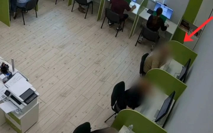 ВідеоУ Києві чоловік намагався скласти теоретичний іспит з водіння за допомогою смарт-окулярів