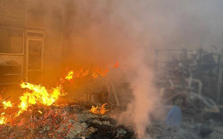У Чернігівській області ворог атакував підприємство, спалахнула масштабна пожежа