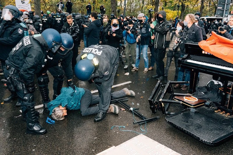 На протикарантинних протестах у Берліні затримали понад 360 осіб
