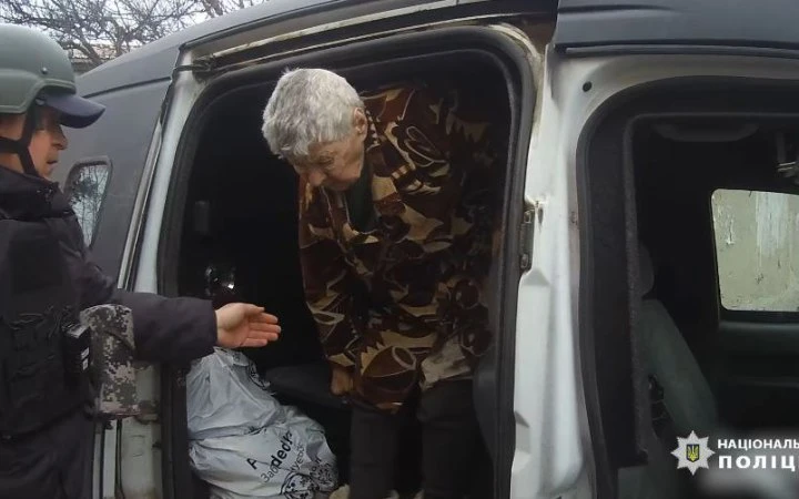 Поліцейські евакуювали з Берислава чотирьох мирних жителів