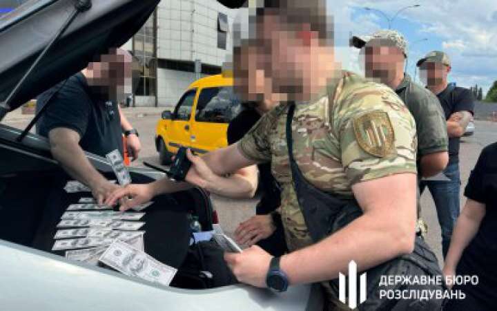 На Донеччині директор БФ допомагав виїжджати чоловікам за кордон під виглядом волонтерів