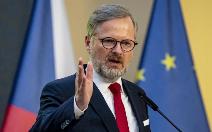 Акаунт X Петра Фіали атакували фейковими дописами, зокрема про напад Росії на чеських військових