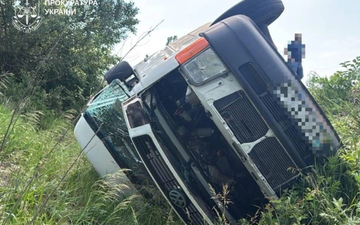 На Харківщині мікроавтобус зі школярами з’їхав у кювет, є постраждалі
