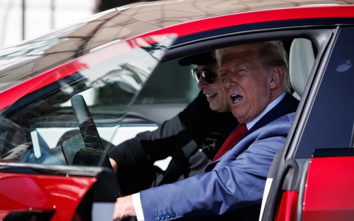 Регулятор автобезпеки США відкрило розслідування щодо Tesla через дверні ручки