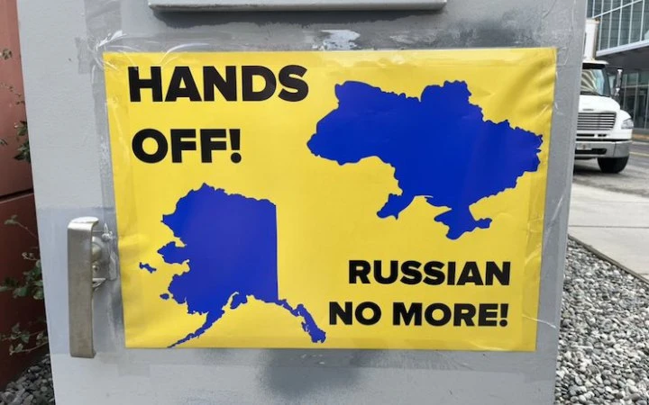 У штаті Аляска, куди нині приїде Путін, люди зібралися на проукраїнський мітинг